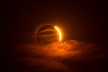 Eclissi solare totale, la corona diventa dorata: ecco perché il Sole ha cambiato colore