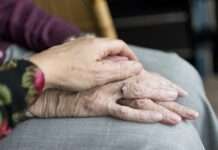 Grandma Nails: la manicure vintage che conquista la Gen Z granma nails manicure gen z