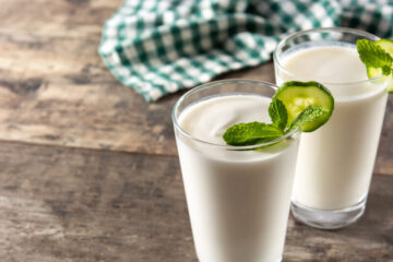 Kefir e longevità: bere ogni giorno questo alimento fermentato allunga davvero la vita?