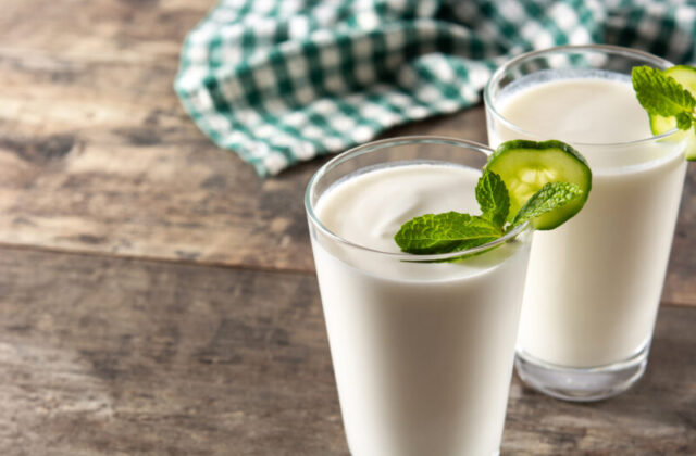 Kefir e longevità: bere ogni giorno questo alimento fermentato allunga davvero la vita?
