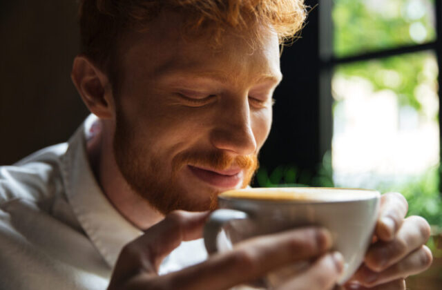 Annusare il caffè può cambiare umore e attività cerebrale in soli 5 minuti: lo studio