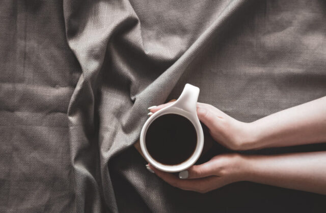 Caffè prima di dormire, cosa succede davvero al cervello e perché potresti non accorgertene
