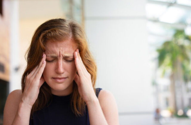 Emicrania con aura: cos’è davvero, perché spaventa e la nuova terapia che riaccende le speranze