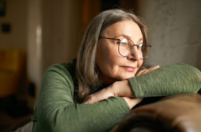 Menopausa e Alzheimer, scoperto un legame molecolare: cosa cambia nel cervello quando calano gli estrogeni