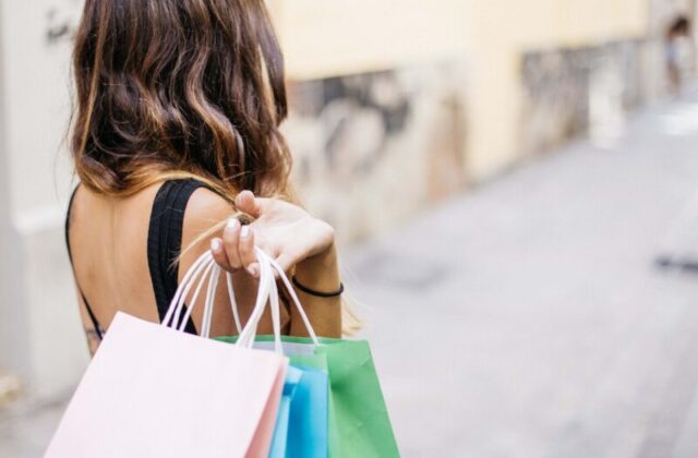 Shopping e tristezza: perché comprare può farci sentire meglio