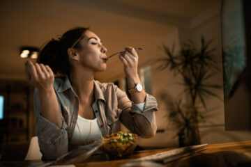 Mangiare a orari diversi nel weekend può pesare sul cuore: lo studio sul “jet lag alimentare”
