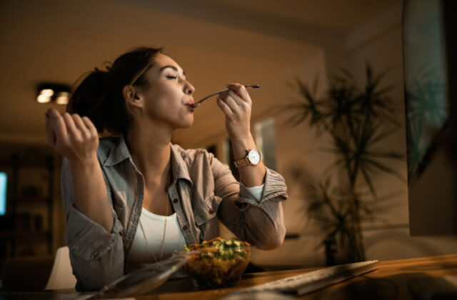 Mangiare a orari diversi nel weekend può pesare sul cuore: lo studio sul “jet lag alimentare”