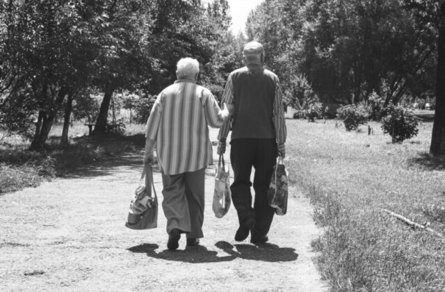 Più amici, più anni? Il legame tra relazioni e longevità