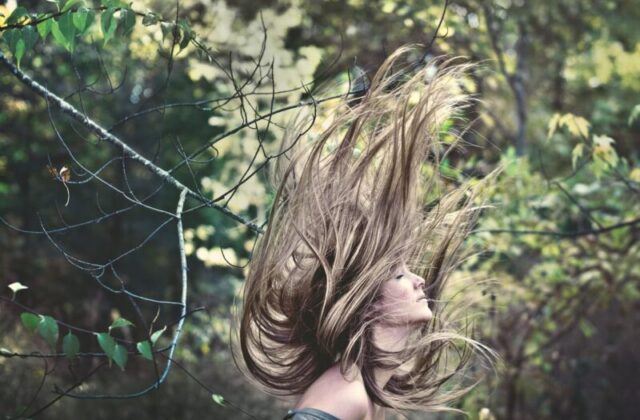 Tricotillomania, la noia può favorire il desiderio di strapparsi i capelli