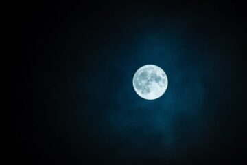La Luna aveva un campo magnetico: le rocce del lato nascosto riscrivono la sua storia