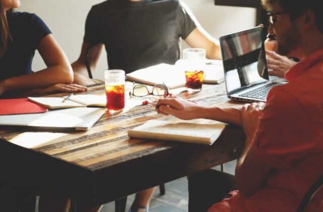 Avere un amico al lavoro può farci stare meglio