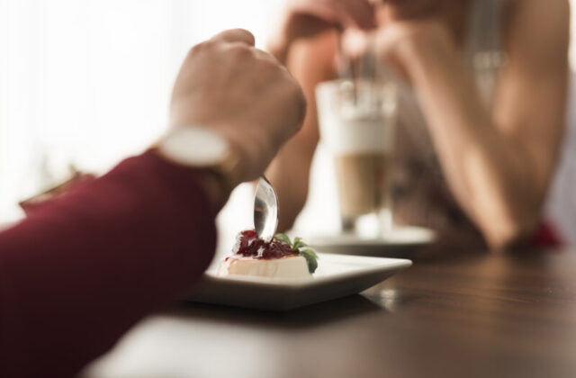 Perché hai sempre spazio per il dolce dopo cena? La scienza spiega il “dessert effect”
