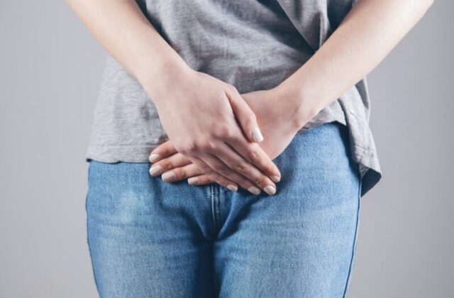 Trattenere la pipì troppo a lungo: cosa succede a vescica e reni
