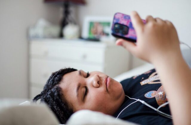 Schermi e ansia negli adolescenti: cosa rivelano gli studi sui gemelli